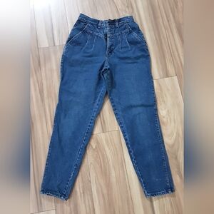 Chic Vintage 80's Tapered Leg High Waist Jeans.